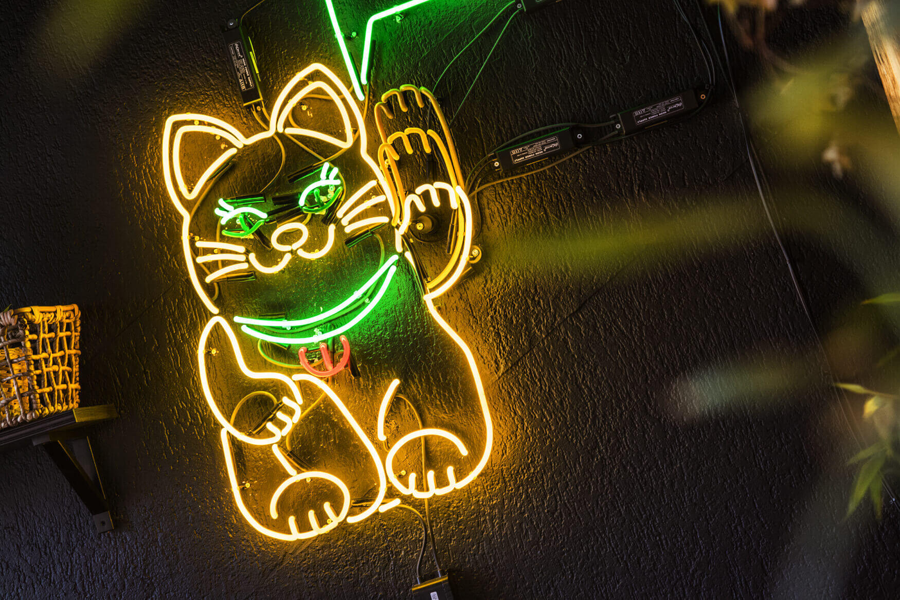 neon-chinski-kotek-z-neonu-mrugający-neon-neon-z-przerywnikem-neon-sterownik-ruchu-neonowy-kot-kot-z-neonu-neon-na-scianie-wewnatrz-restauracji-gdansk